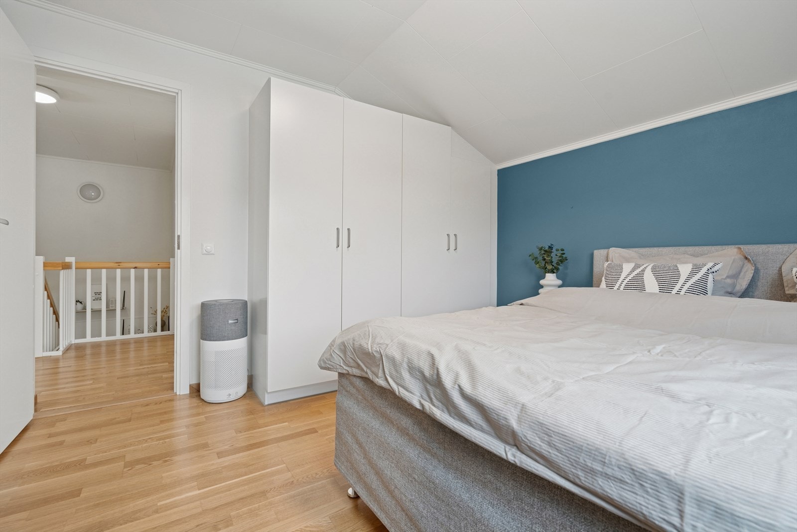 Soverom I - Rommet har to doble garderobeskap Galleribilde