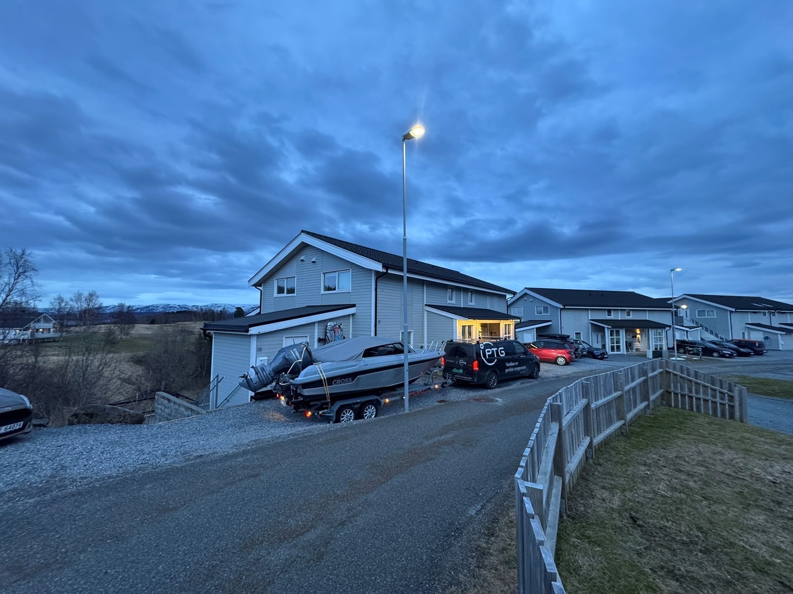 Privat foto - God parkeringsdekning med plass til bil + båt eller f.eks campingvogn Galleribilde