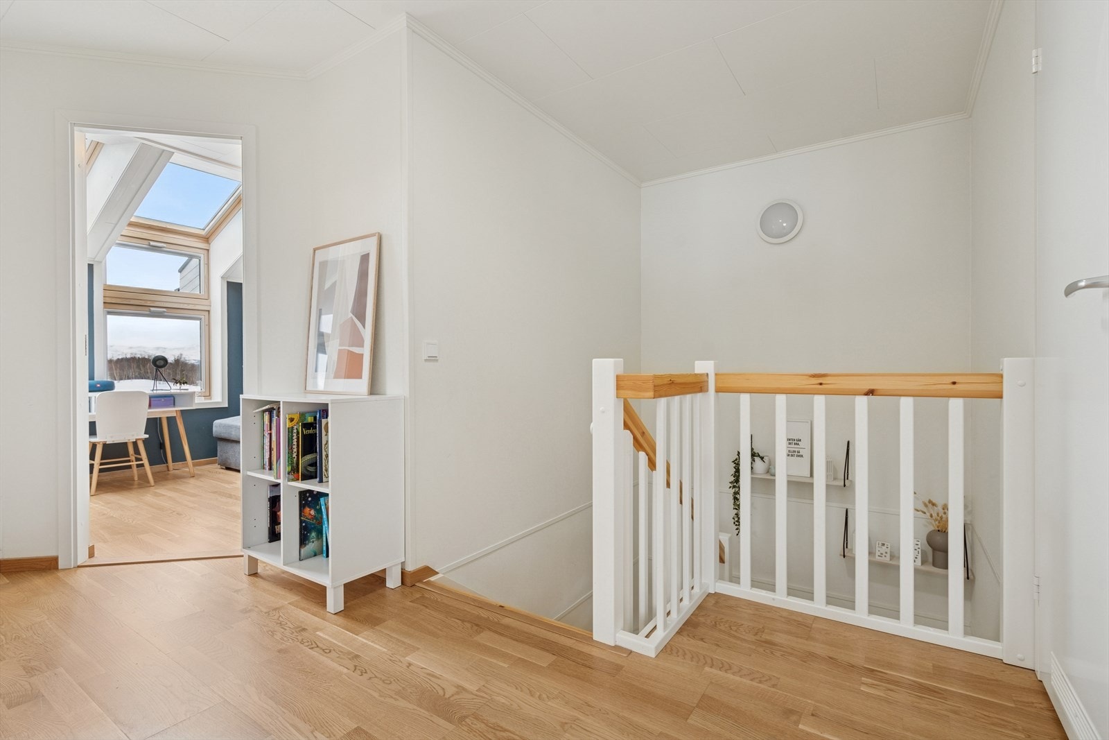 I 2. etasje finner du tre soverom, bad, teknisk rom og en bod Galleribilde