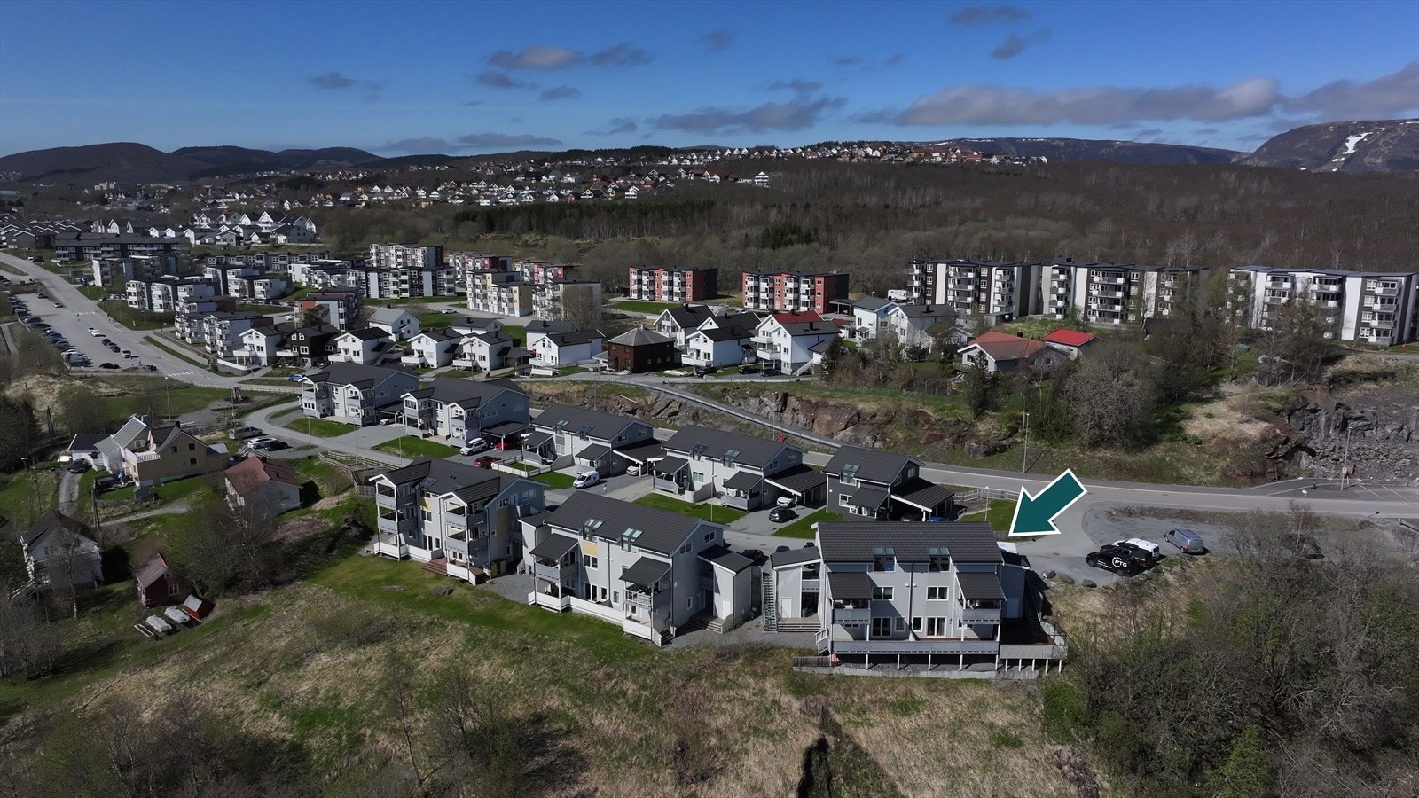 Svært barnevennlig beliggenhet med nærhet til skole, barnehage, bussholdeplass og fantastiske friluftsområder - Perfekt for deg som ønsker en innholdsrik leilighet av nyere dato og tilbaketrukket beliggenhet Galleribilde