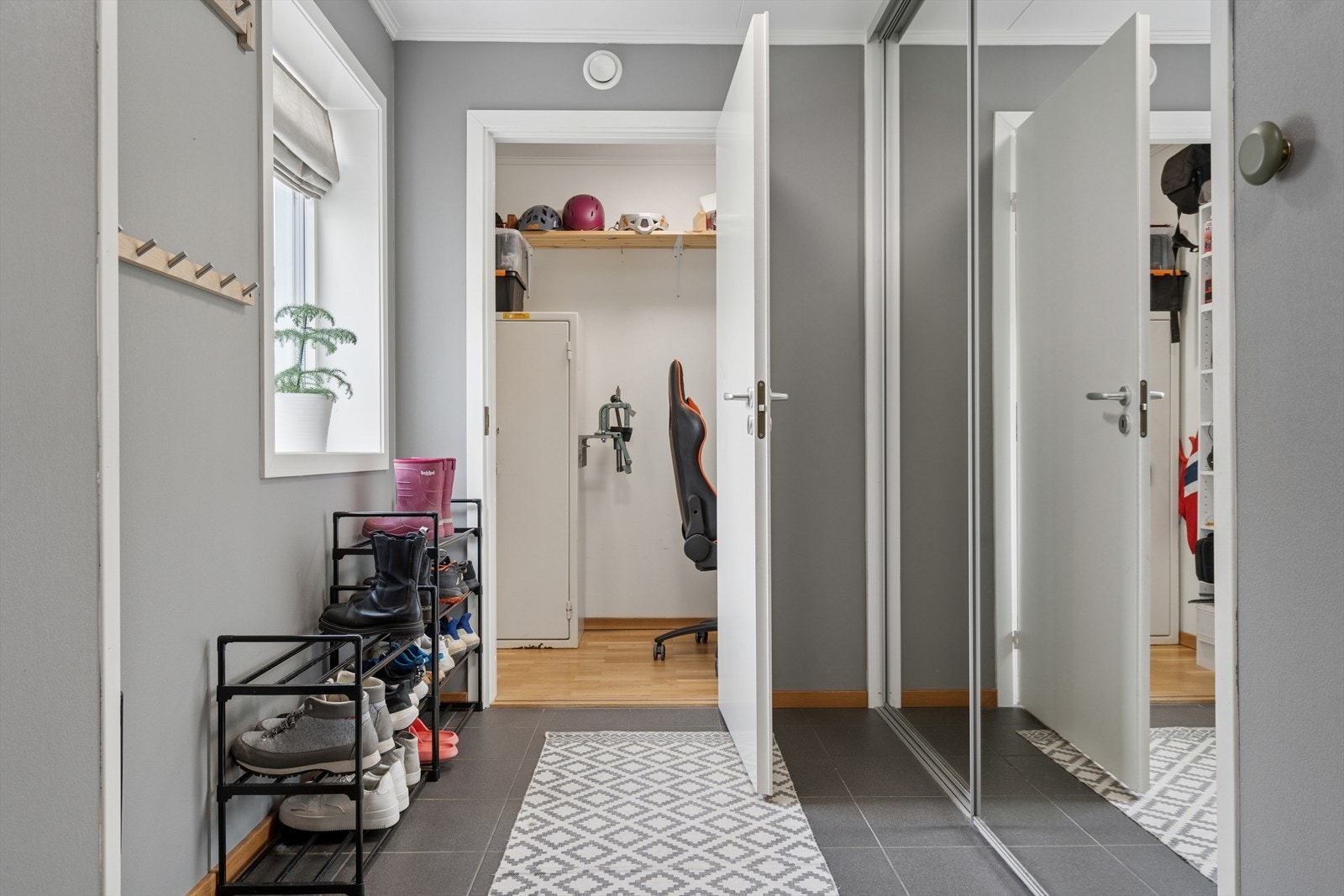 Entreen er utstyrt med skyvedørsgarderobe og herfra er det også adkomst til en innvendig bod som gir deg ytterligere lagringsplass Galleribilde