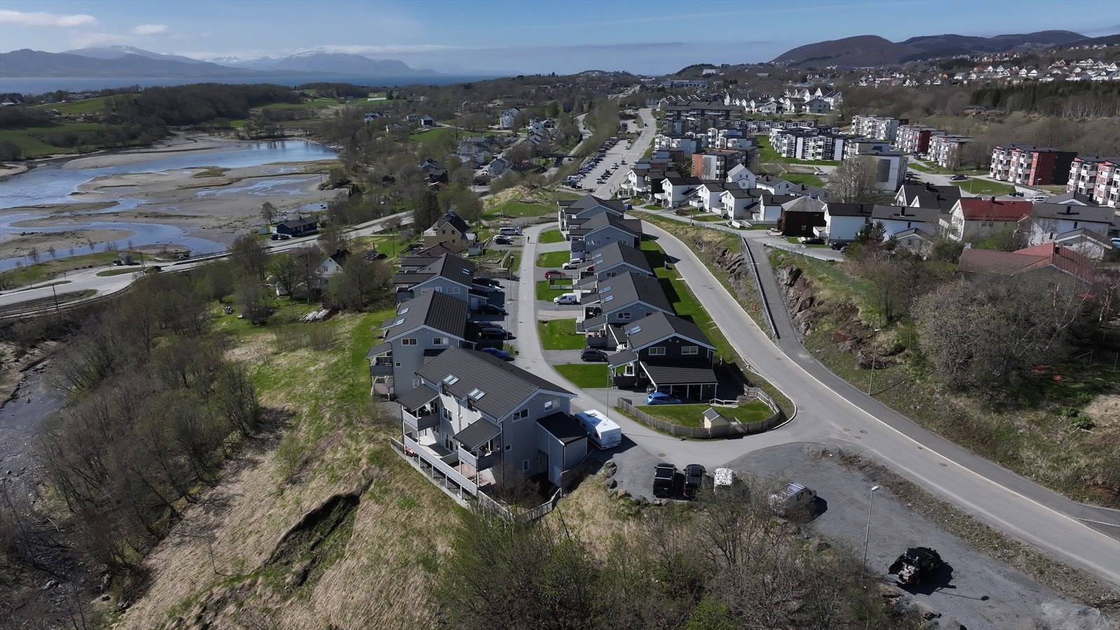 Fra eiendommen har du kort vei til flere viktige fasiliteter som skole, barnehage, universitet, butikk, treningssenter og offentlig transport Galleribilde