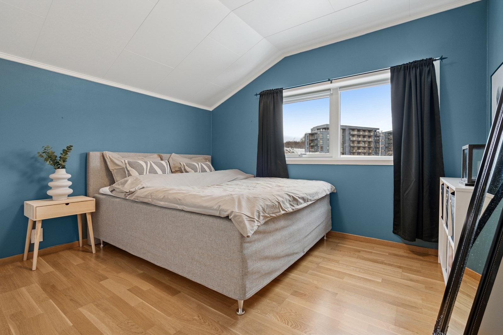 Soverom I - Hovedsoverommet byr på god plass til dobbeltseng og er malt i en lun blåtone Galleribilde