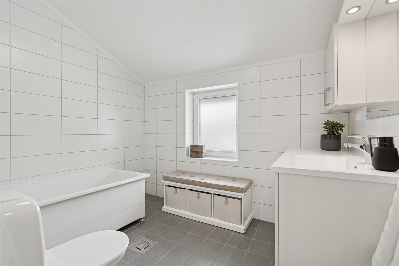 Her finner du badekar, toalett og baderomsinnredning Galleribilde