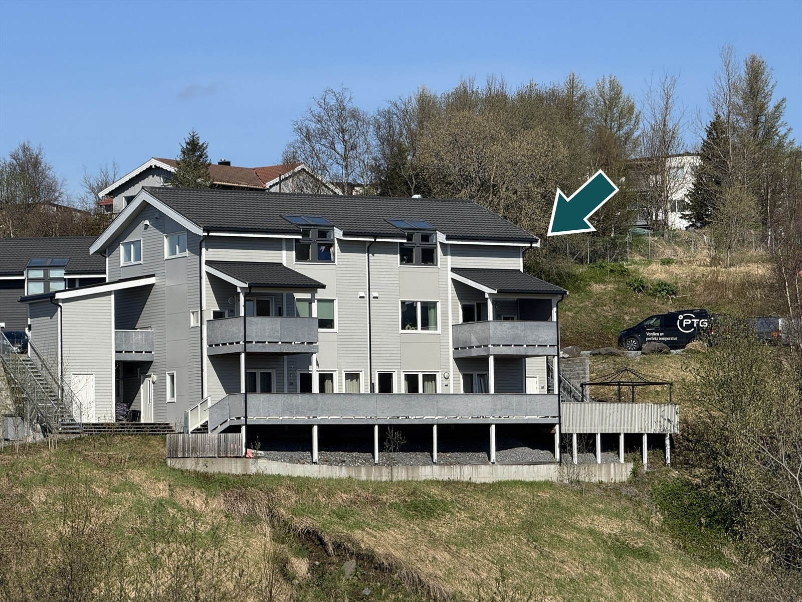 Leiligheten ligger som ende-seksjon og går over 2 etasjer. Galleribilde