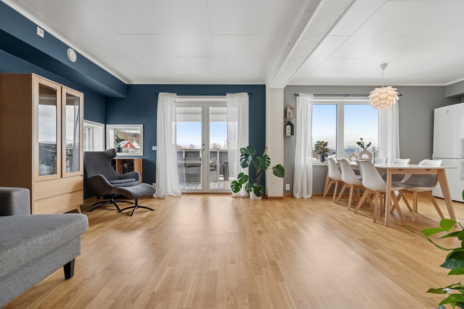 Rommet er møbleringsvennlig med god plass til både sofakrok og spisegruppe Galleribilde