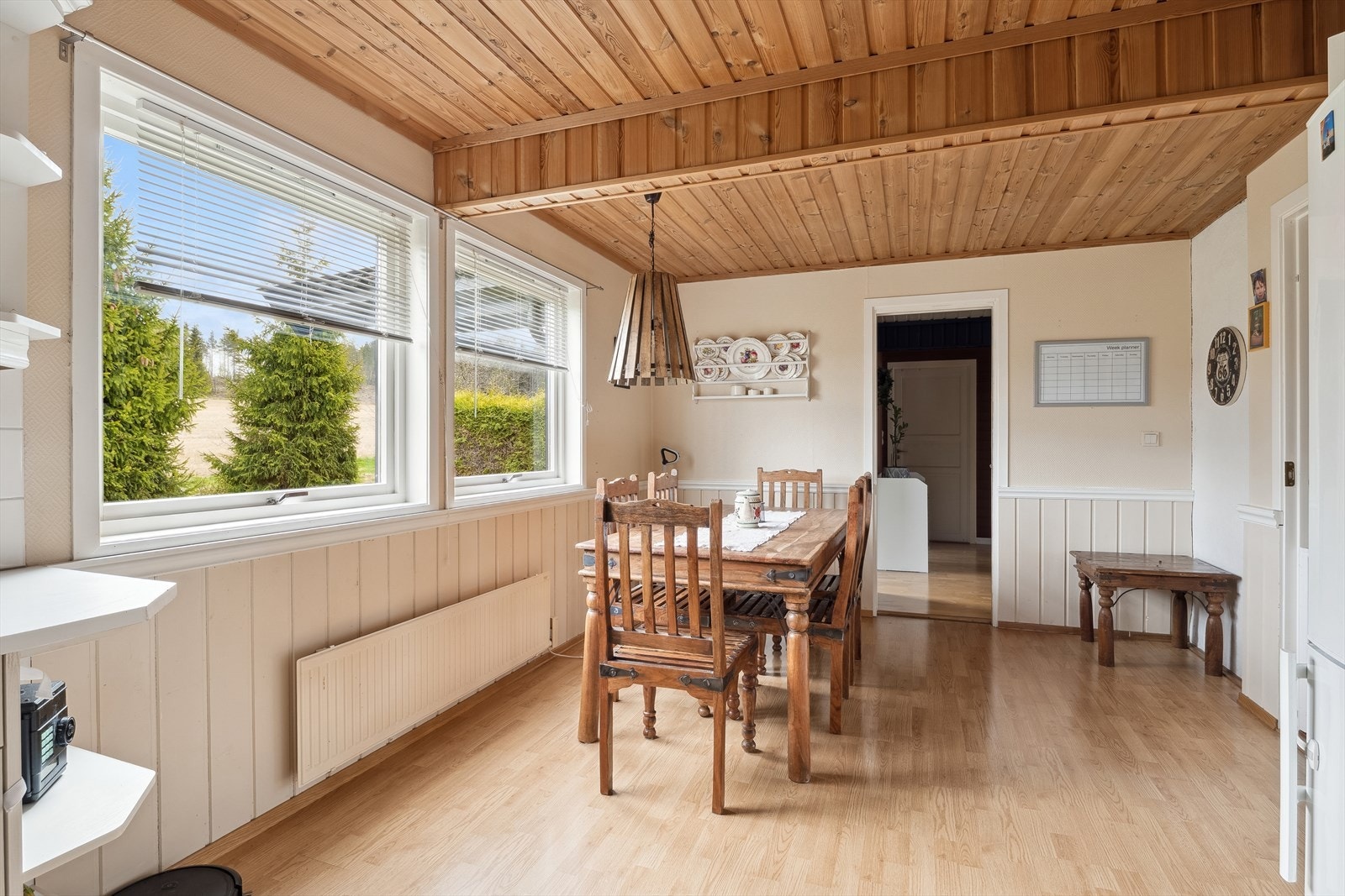 Kjøkken med laminatgulv og malt strie + malt furu i himling Galleribilde