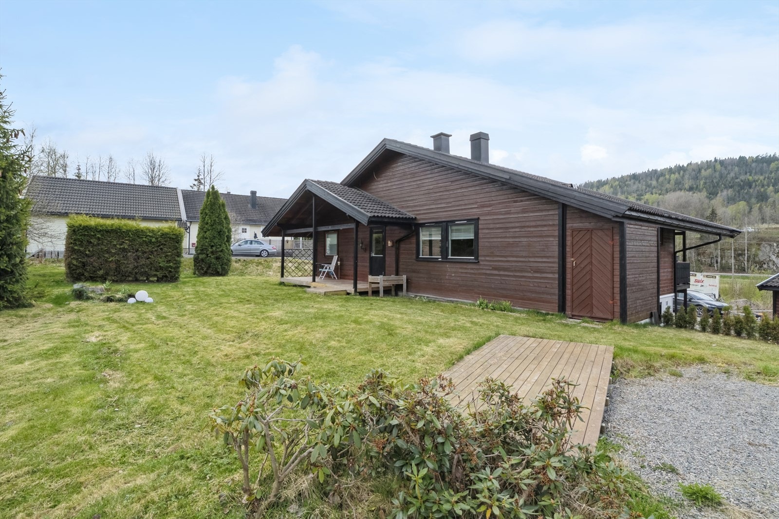 Fasade fra baksiden med terrasseplattinger Galleribilde