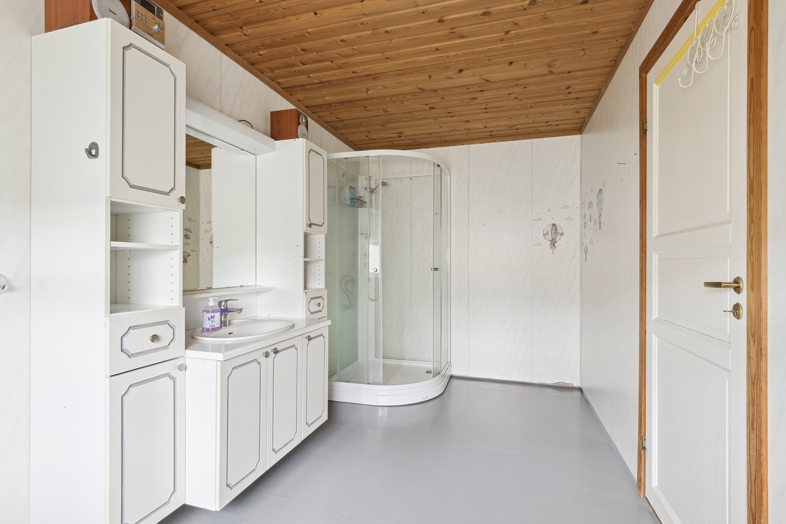 Badet har en romslig innredning og dusjkabinett. Galleribilde