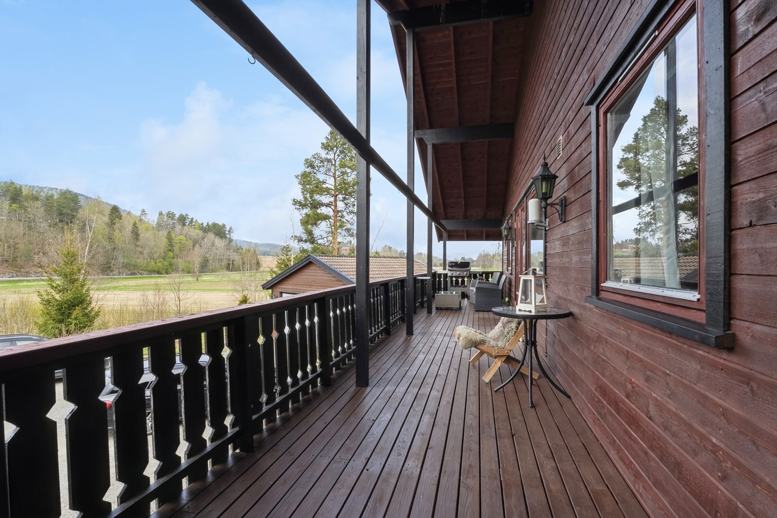 Stor solrik overbygget terrasse Galleribilde