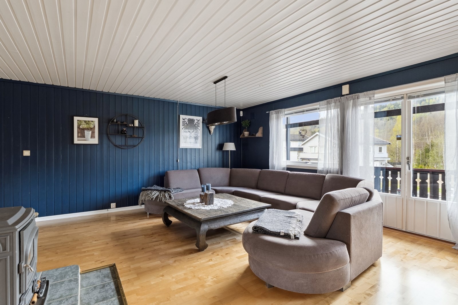 Stue med utgang til solrik terrasse Galleribilde