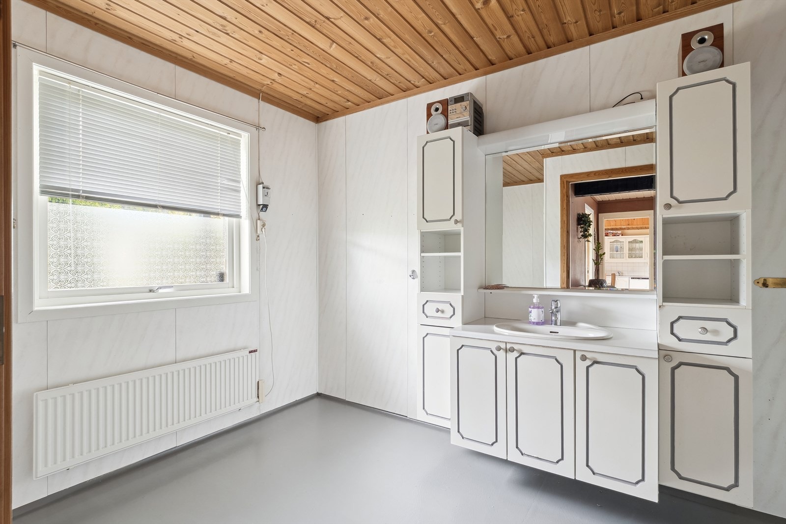 Bad/wc oppe med belegg på gulv og våtromspanel Galleribilde