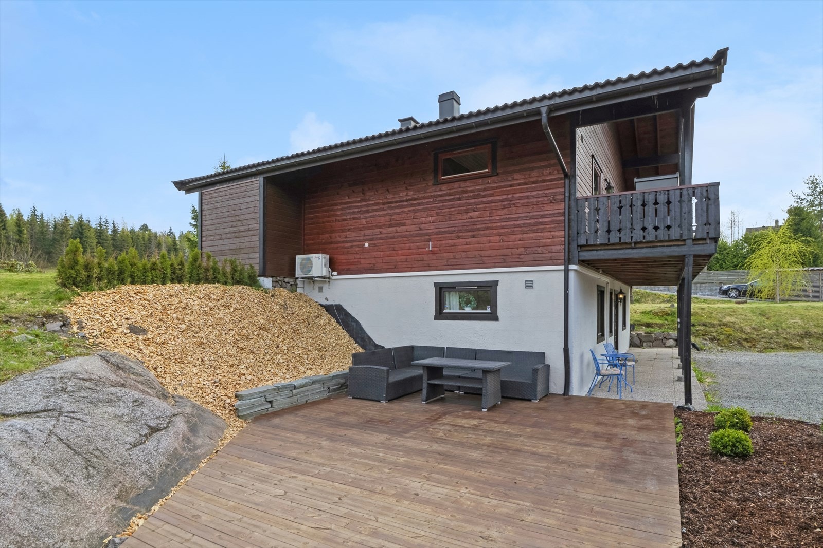 Ny fin terrasseplatting på enden av boligen med barkskråning Galleribilde