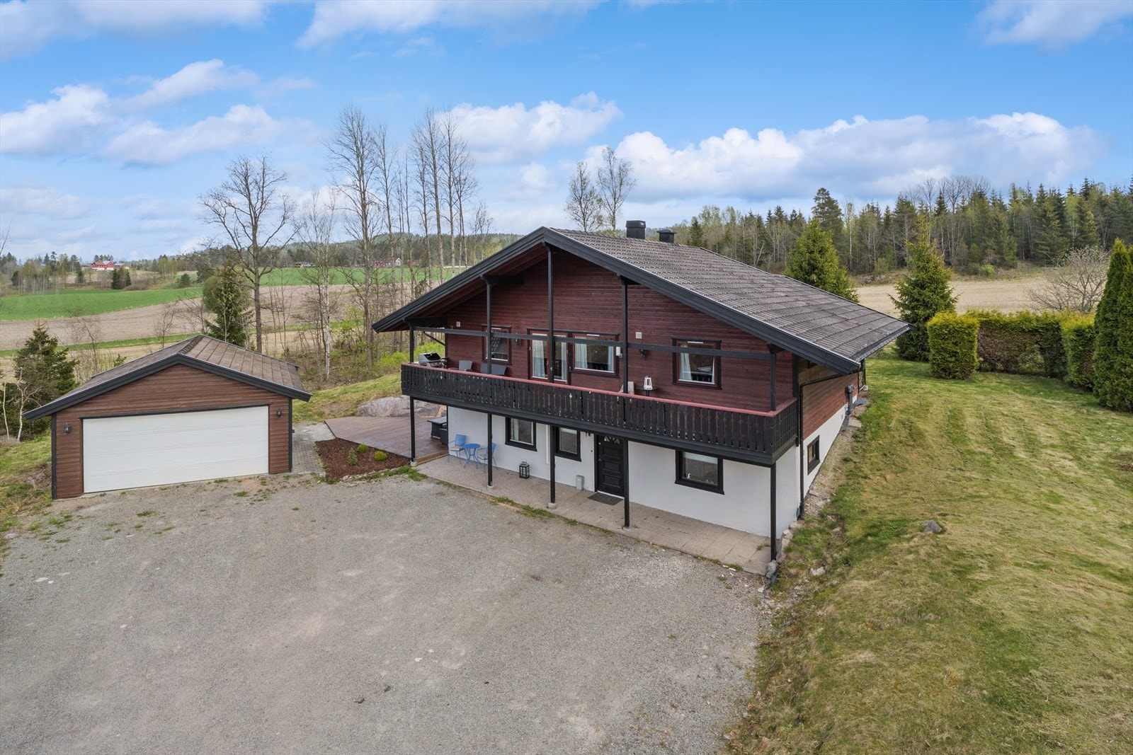 Dobbel isolert garasje med vedbod. Galleribilde