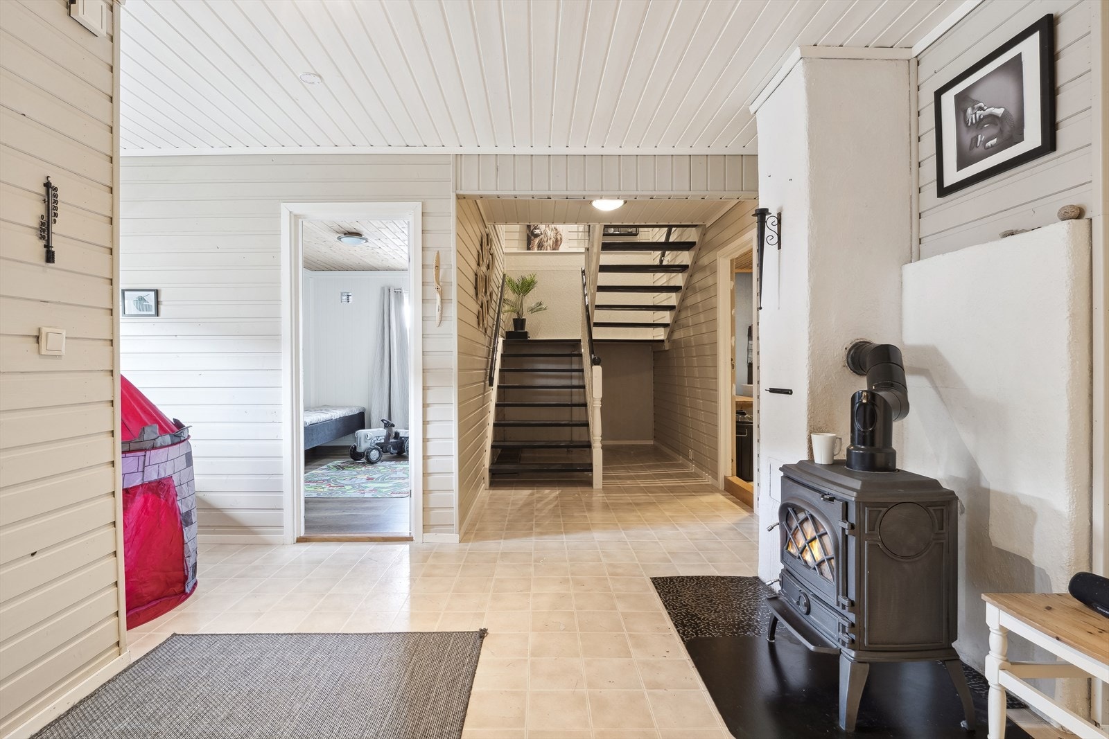 Hall nede med peisovn Galleribilde