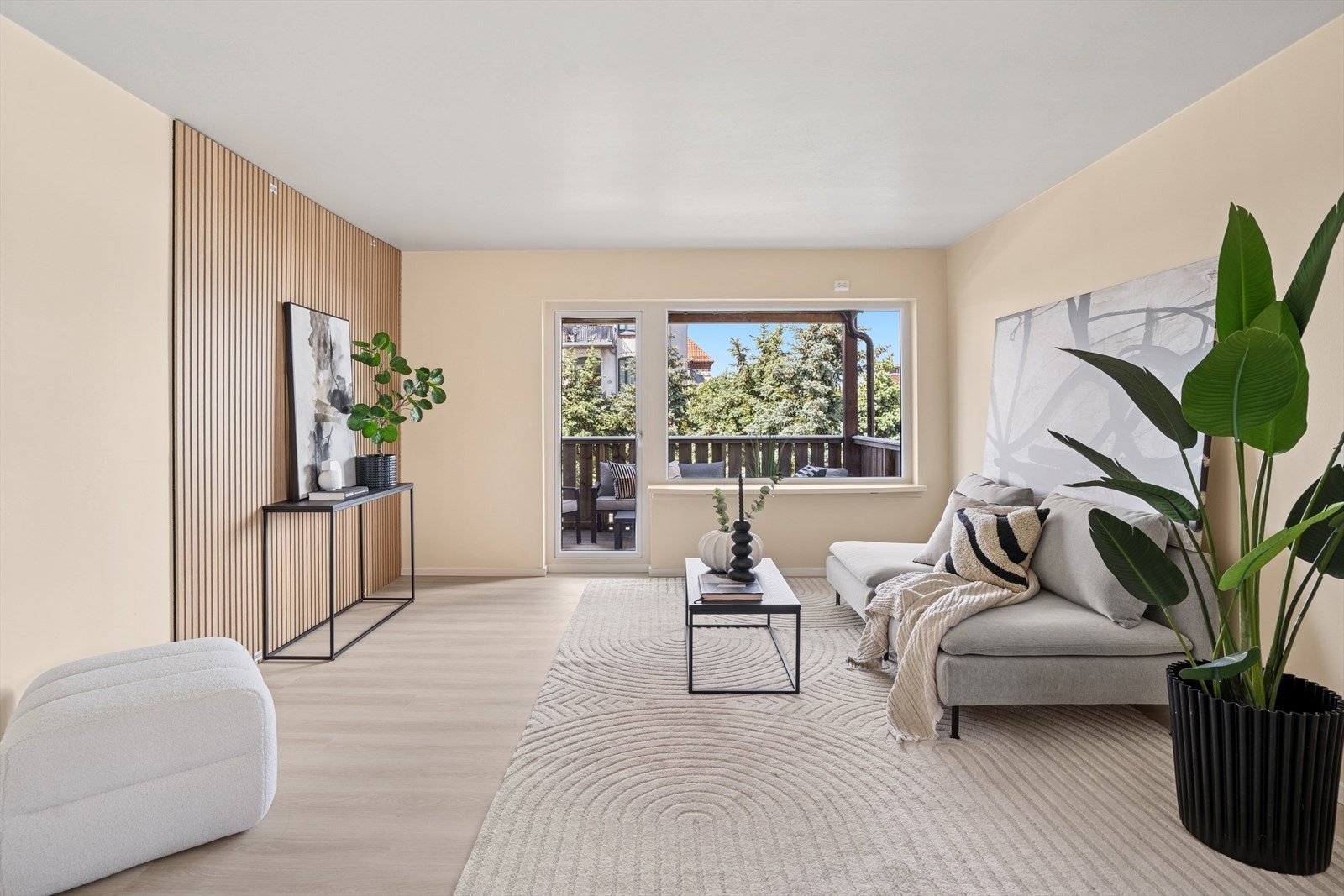 Lys og moderne stue med god plass til både sofagruppe og spisebord - perfekt for sosiale sammenkomster. Galleribilde