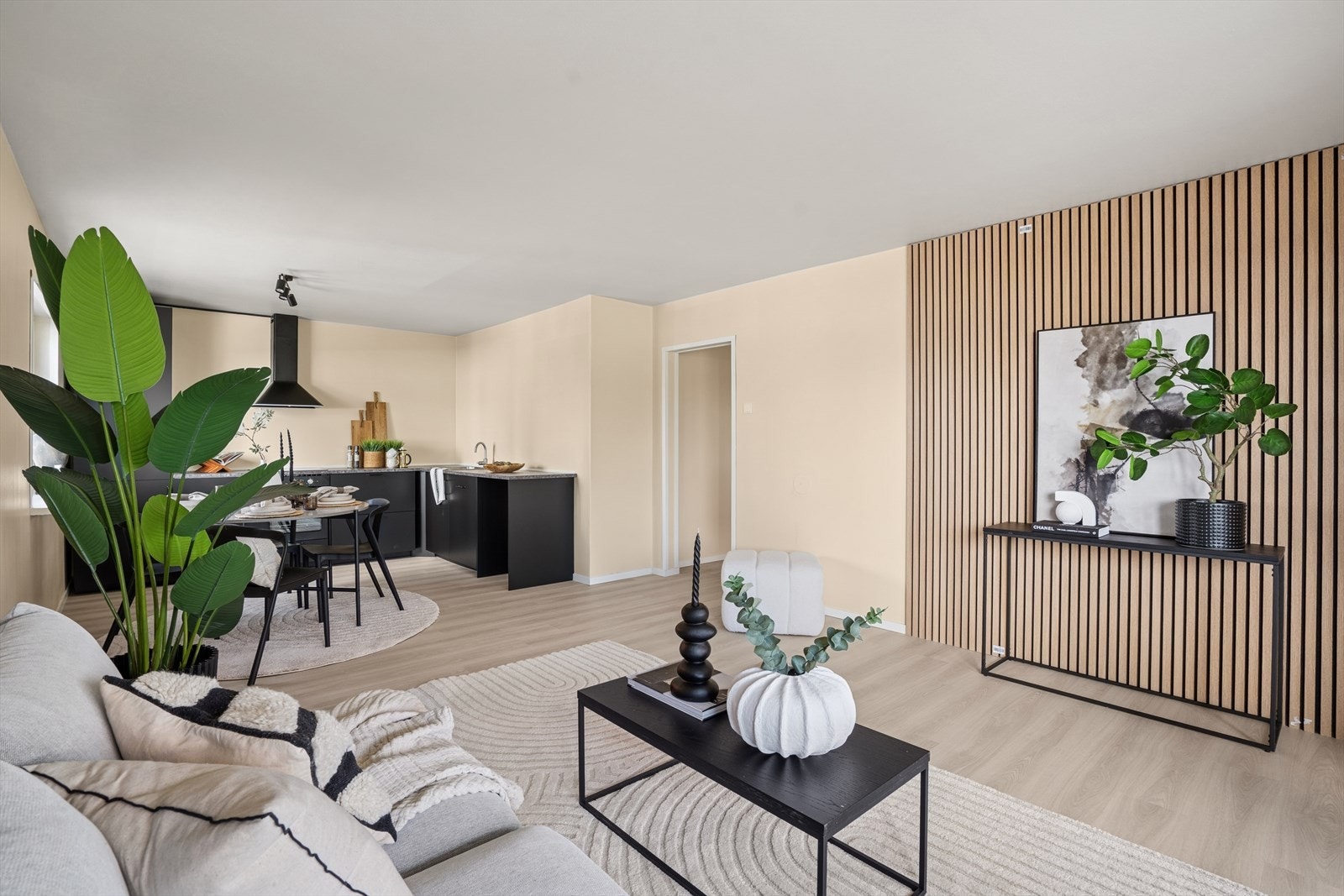 Åpen og luftig løsning mellom stue og kjøkken gir en naturlig flyt i boligen. Galleribilde