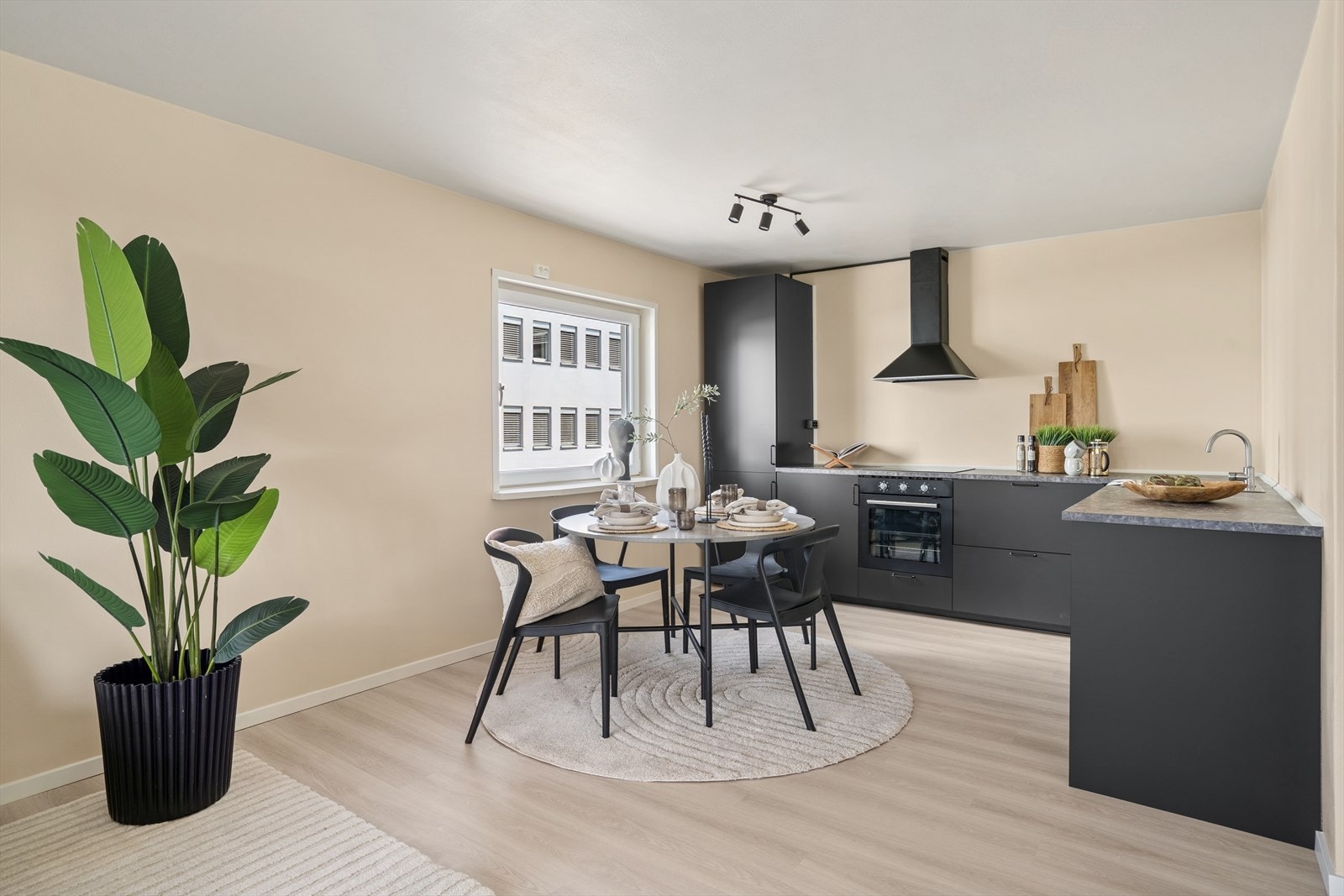 Stilrent kjøkken med integrerte hvitevarer og god skapplass - totalrenovert i 2025. Galleribilde