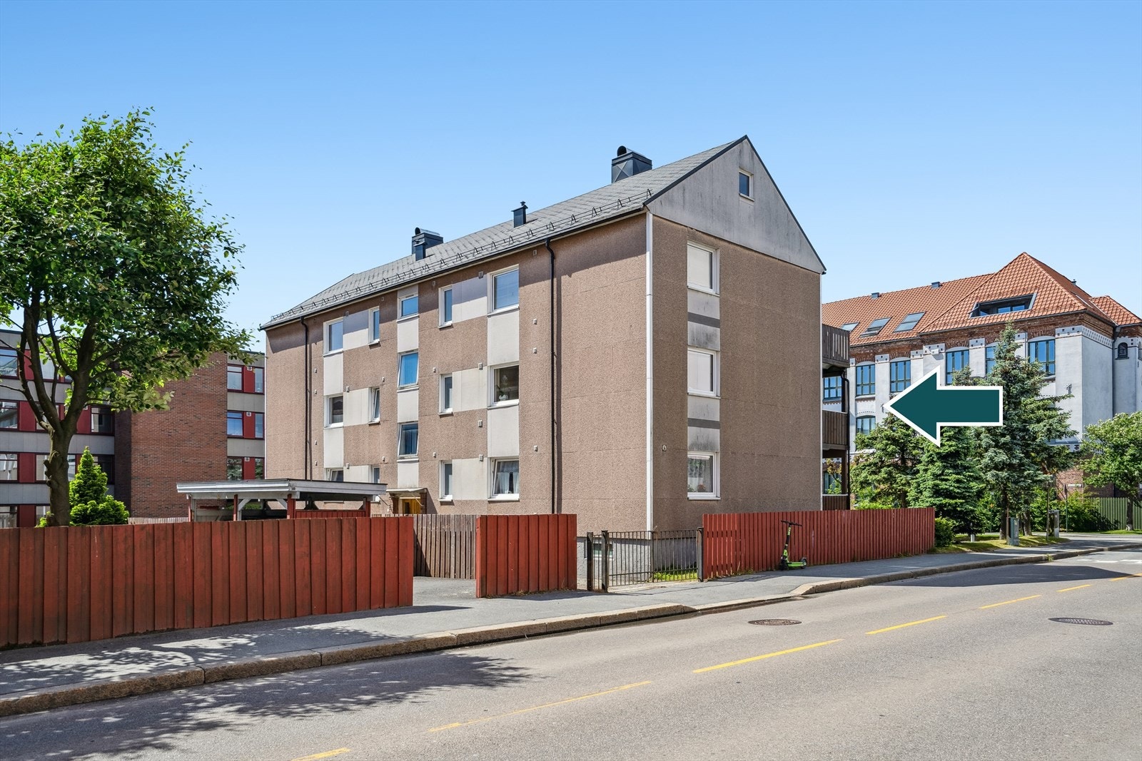 Felles inngjerdet hage - et hyggelig uteområde for beboerne. Galleribilde