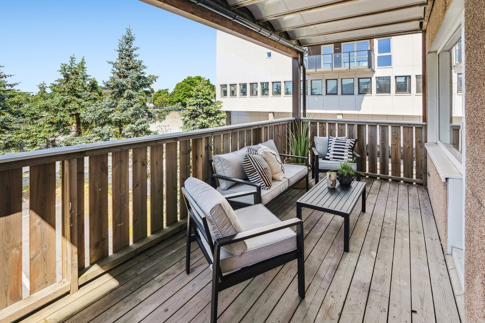 Stor, overbygd balkong med plass til utemøbler. Galleribilde