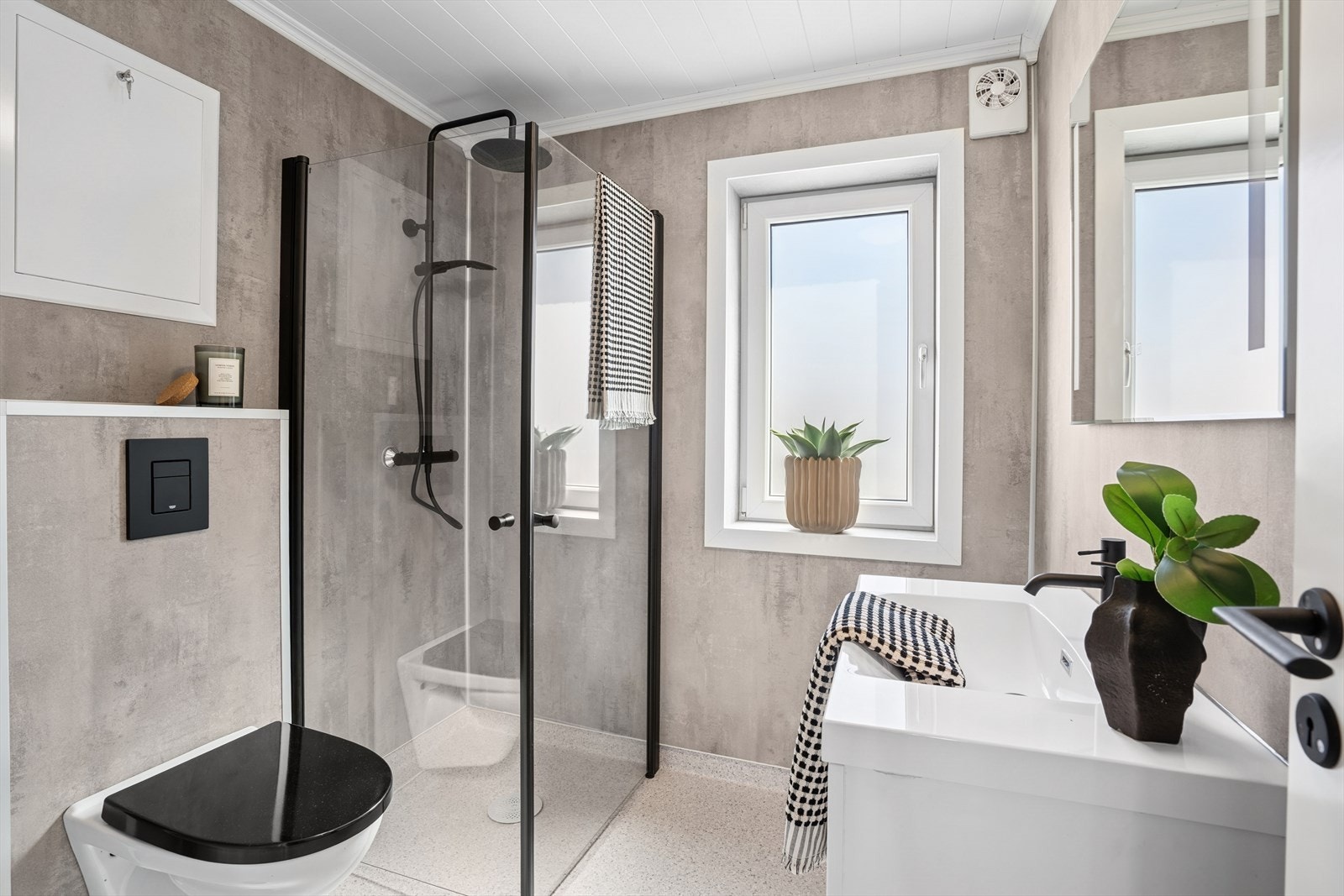 Lekkert bad fra 2025 med dusjhjørne, vegghengt toalett og elektrisk gulvvarme. Galleribilde