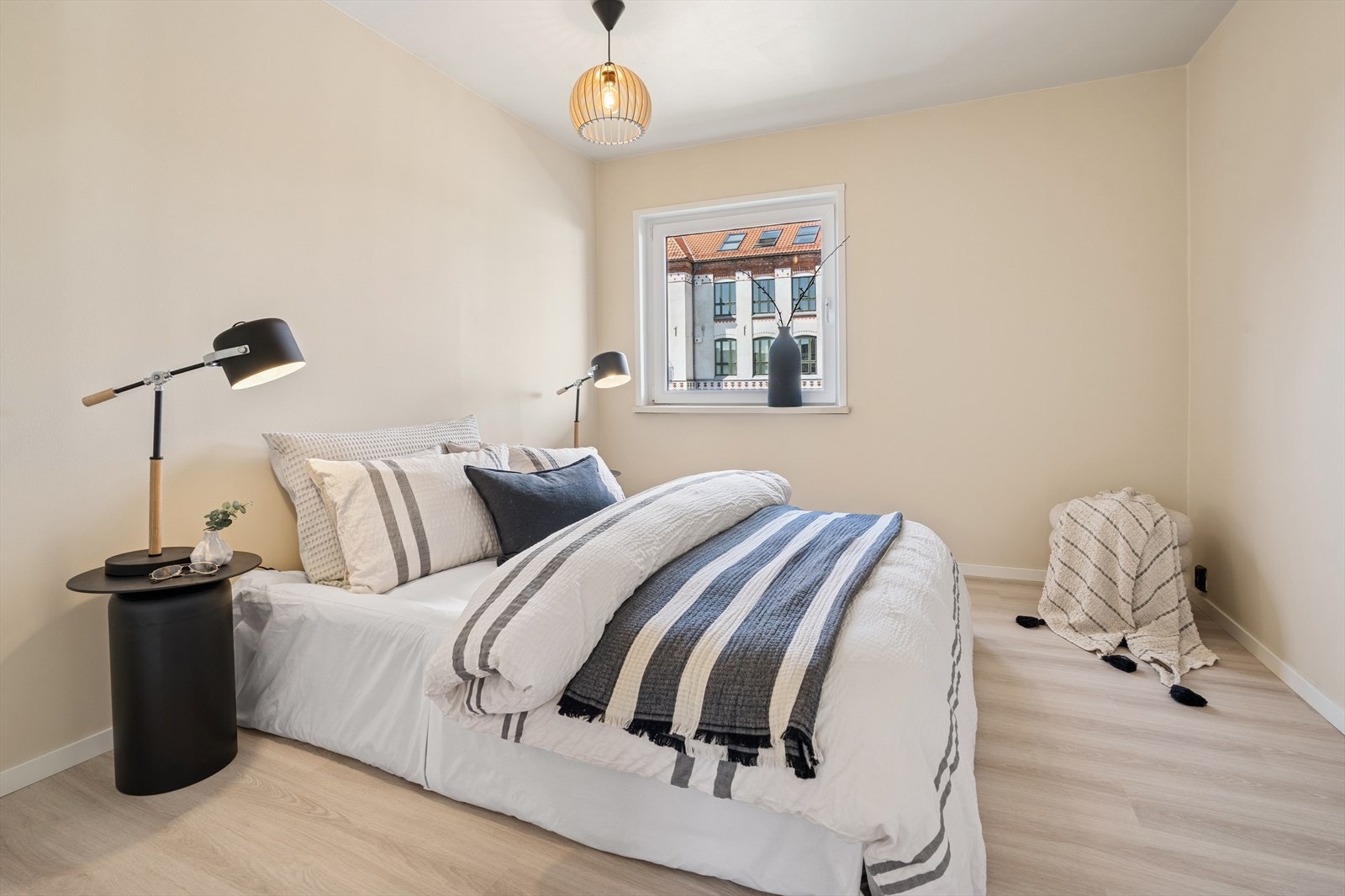 Romslig hovedsoverom med plass til dobbeltseng og garderobeløsning. Galleribilde