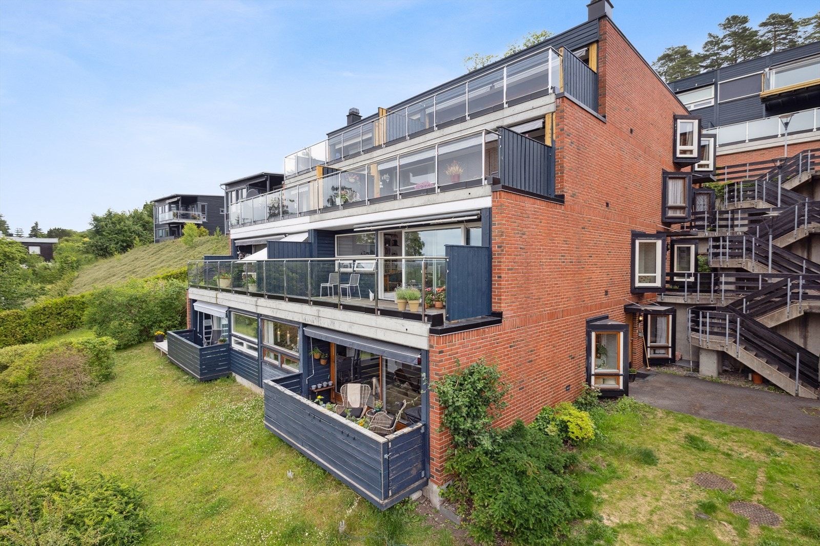 Her bor du i et attraktivt boligområde ca. 3 km nord for Porsgrunn sentrum, med enkel tilgang til både natur og byens fasiliteter. Leiligheten har gangavstand til barnehage, skole og dagligvarebutikk Galleribilde