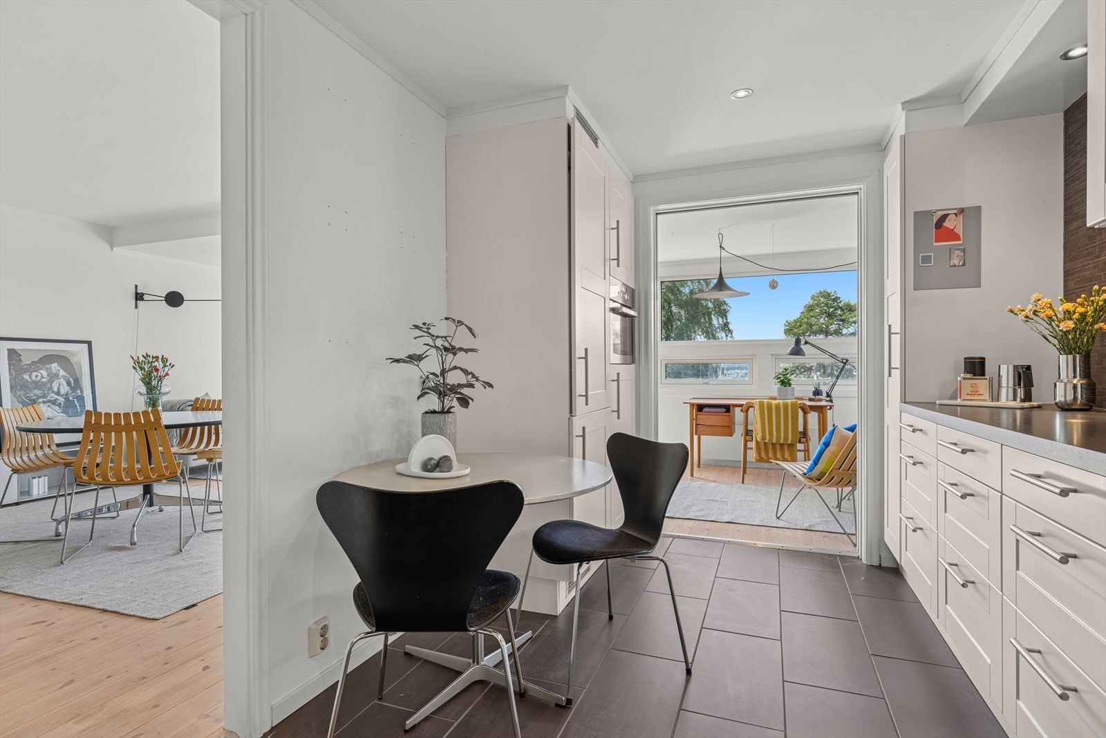 Kjøkkenet har også plass til en liten spisegruppe, perfekt for frokost, en rask kopp kaffe eller hyggelige hverdagsmåltider. Galleribilde