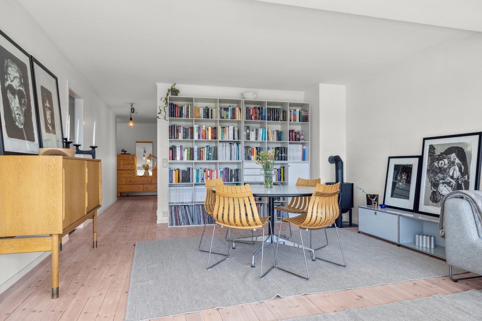 I stuen er det montert en vedovn som både gir effektiv oppvarming og skaper en lun og koselig atmosfære på kalde dager. Galleribilde