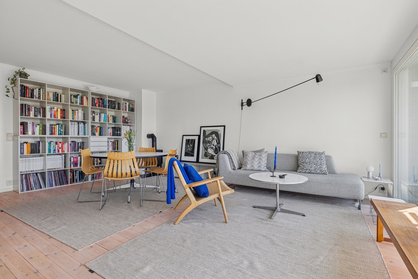 Stuen er av god størrelse og har god plass til både sofagruppe og spisegruppe. Galleribilde