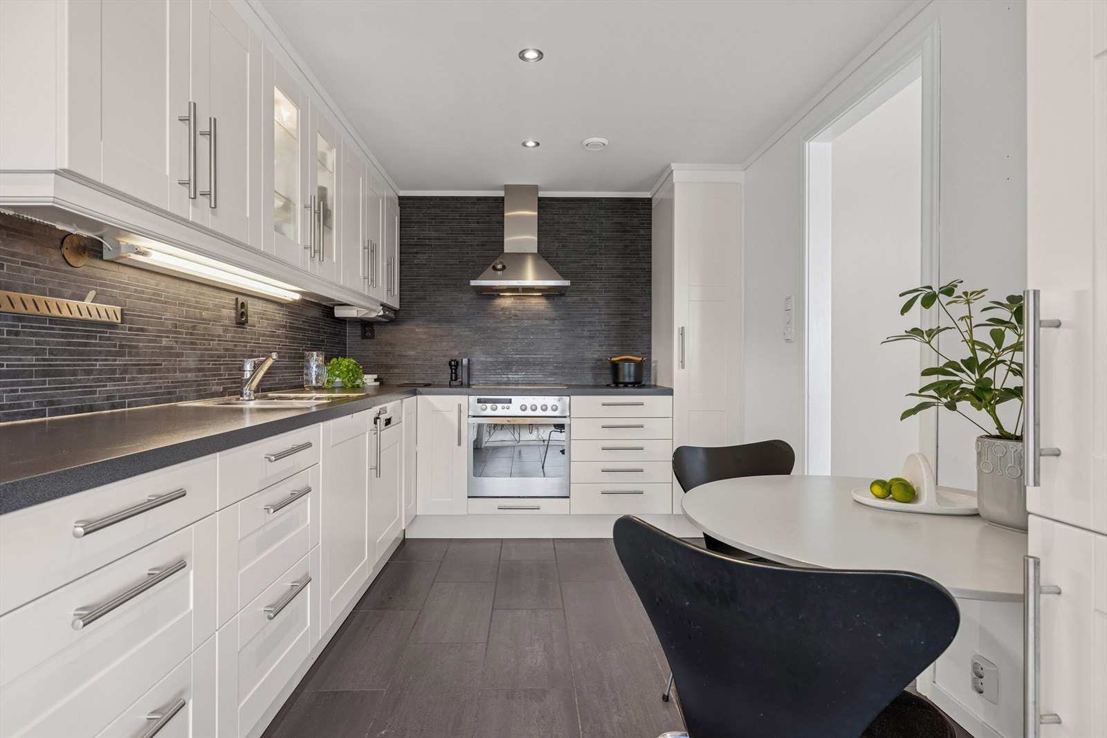 Kjøkkenet har en klassisk IKEA innredning fra 2007. Galleribilde