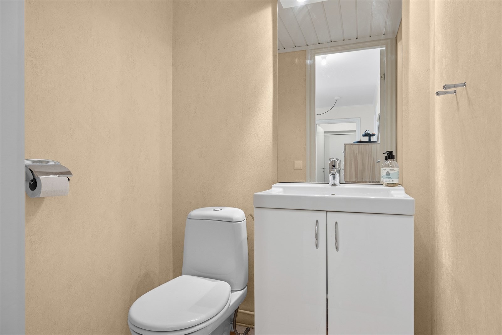 Leiligheten har også et ekstra toalettrom, en praktisk løsning som gir økt komfort i hverdagen. Galleribilde