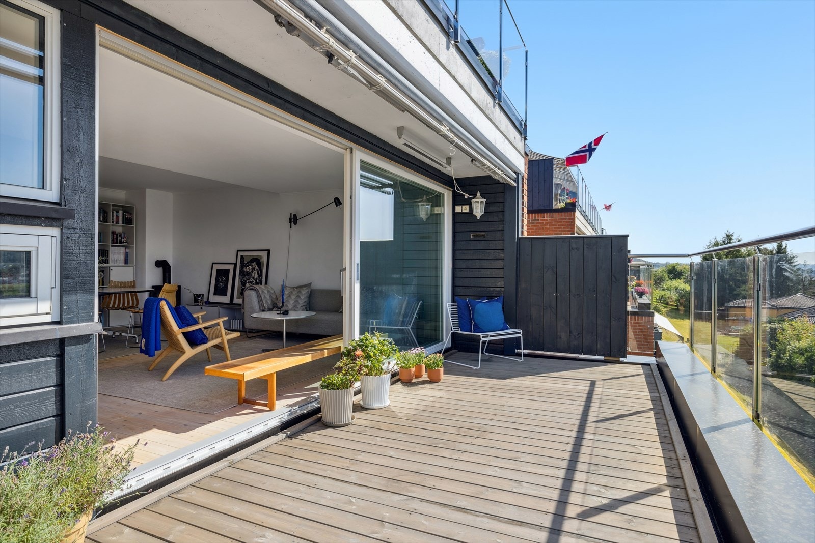 Her kan du nyte morgenkaffen, avslapning i ettermiddagssolen eller hyggelige kvelder med utsikt og frisk luft - perfekt for både hverdagsro og sosiale sammenkomster. Galleribilde