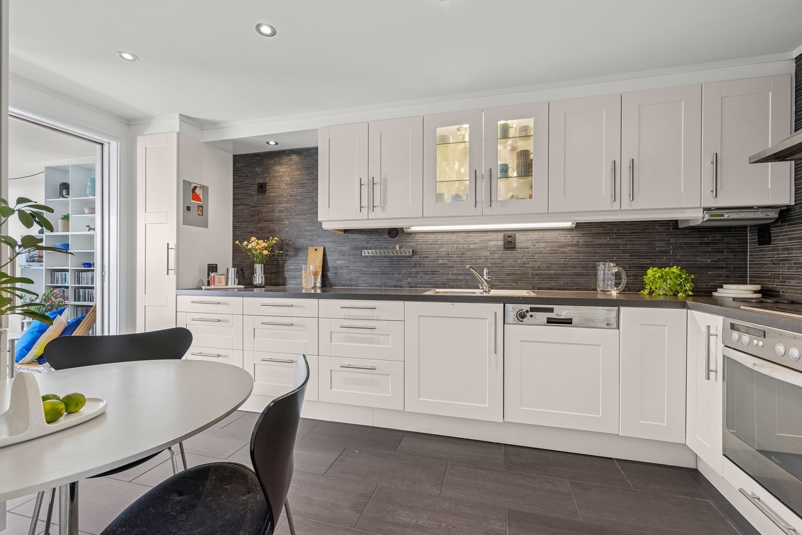 Her finner due en innredning med rikelig skapplass og gode benkeflater, som gir både god arbeidsflyt og effektiv oppbevaring. Galleribilde