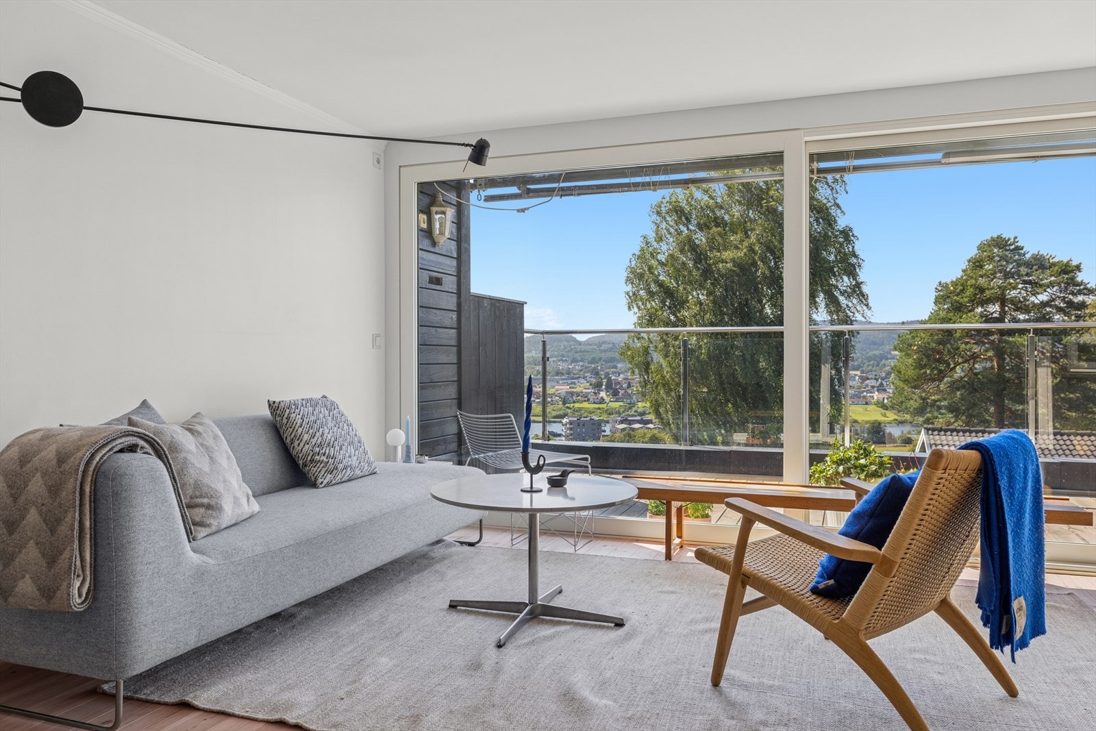 Store vindusflater som slipper inn godt med naturlig lys og gir rommet en lys og luftig følelse. Galleribilde