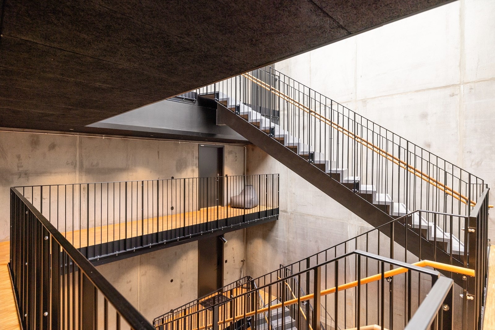 Vakker arkitektur og pene fellesarealer. Garasjeplass i kjeller Galleribilde