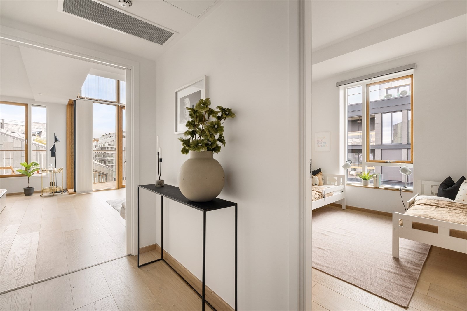 Leiligheten er i dag innredet med 2 soverom, men den separate spisestuen kan enkelt benyttes som soverom 3 Galleribilde