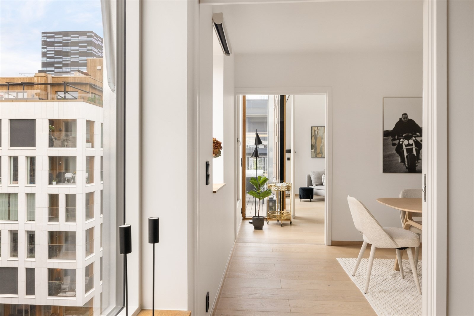 Det er gjennomgående parkett på gulv og malte overflater i delikate toner Galleribilde