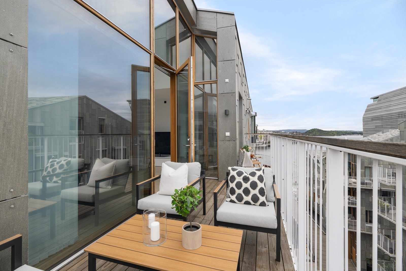 Romslig balkong med flott utsikt og god plass til utemøbler Galleribilde