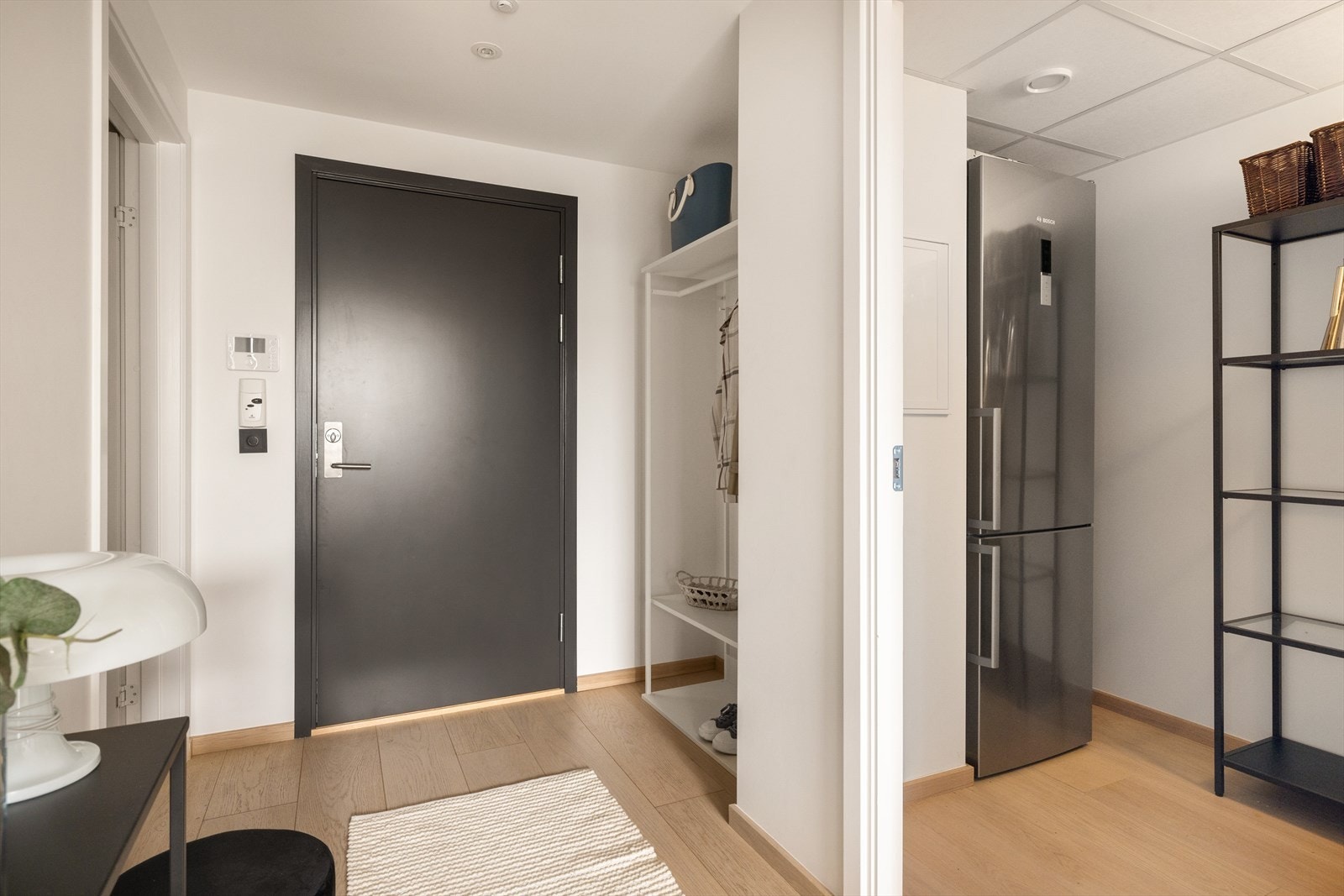 Praktisk innvendig bod for oppbevaring tilknyttet entrèen. I tillegg disponerer leiligheten en kjellerbod Galleribilde