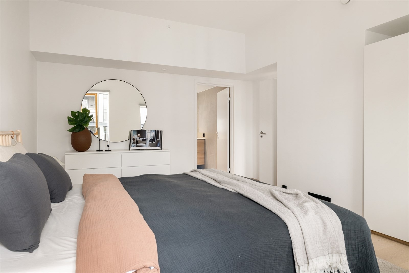 Her er det god plass til dobbeltseng med nattbord på hver side samt ønsket møblement Galleribilde