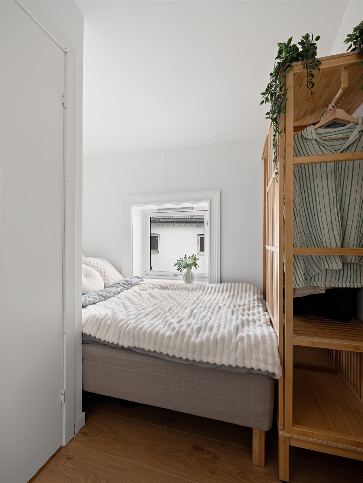 Soverom med plass til seng og garderobe. Videre inn til bad fra soverom. Galleribilde