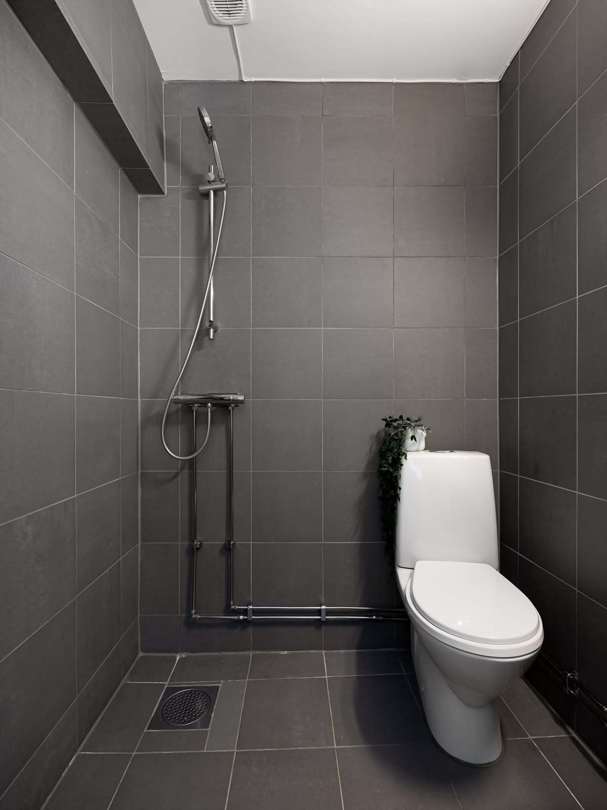 Pent og flislagt bad med varmekabler i gulv. Galleribilde