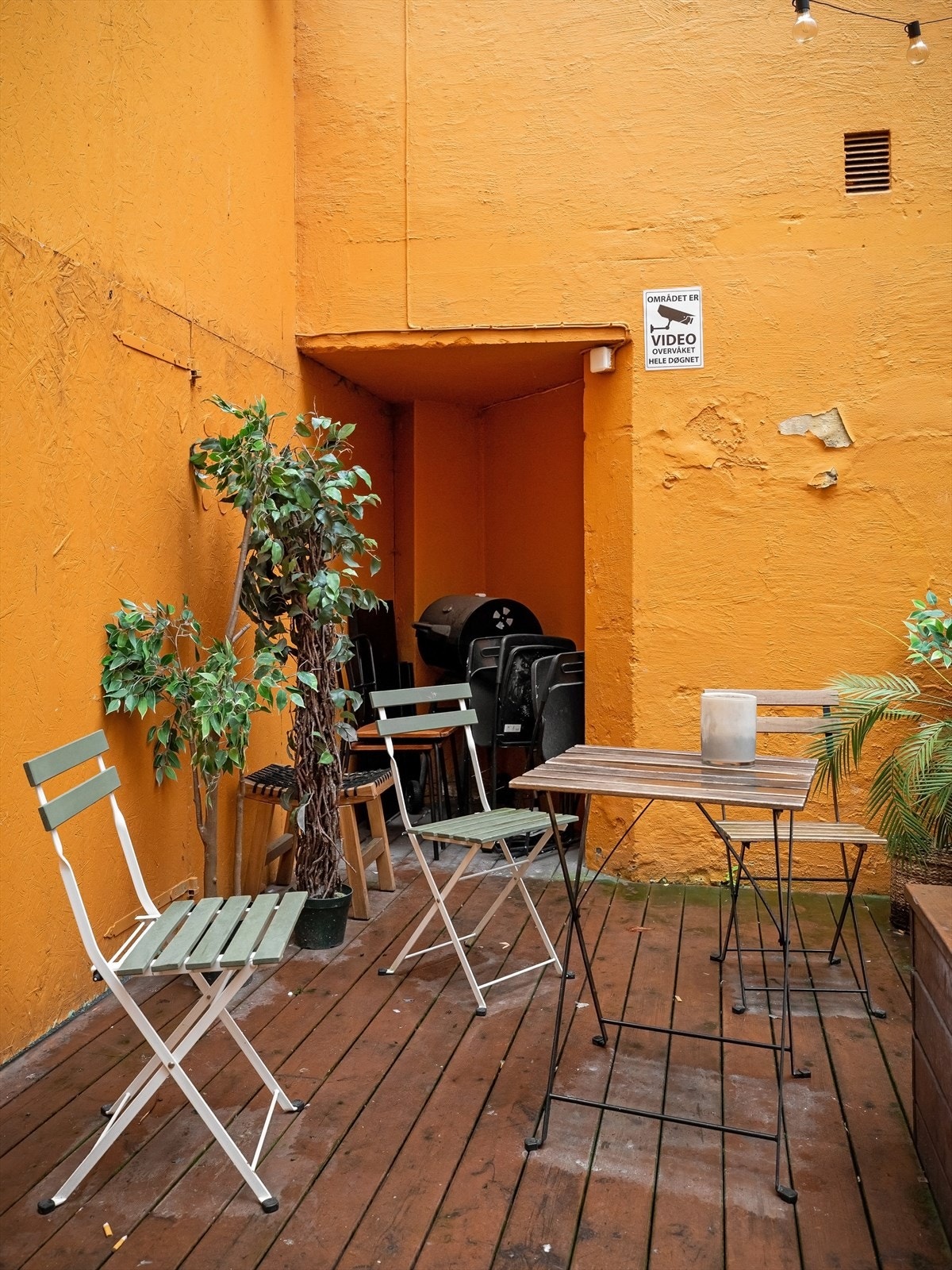 Utstyrt med grill og sittegrupper. Galleribilde