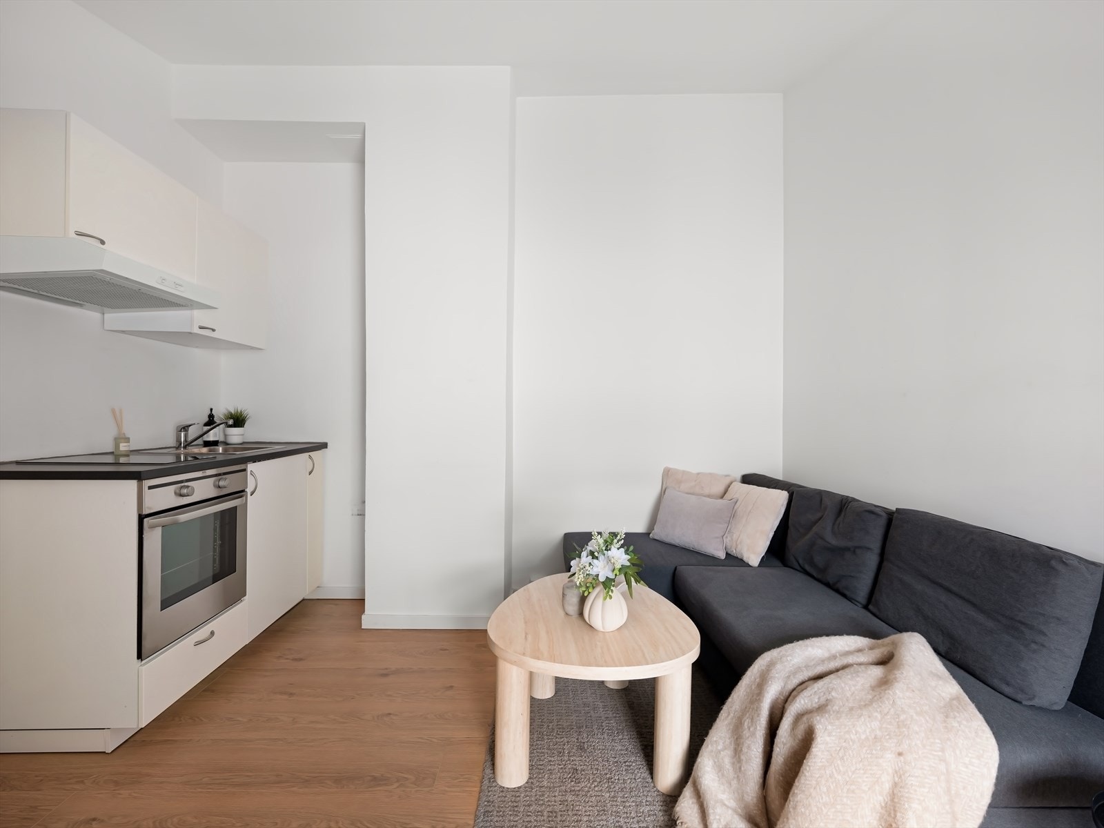 Kjøkken har slette fronter, laminat benkeplate og kullfilterventilator. Integrert stekeovn og platetopp. Galleribilde