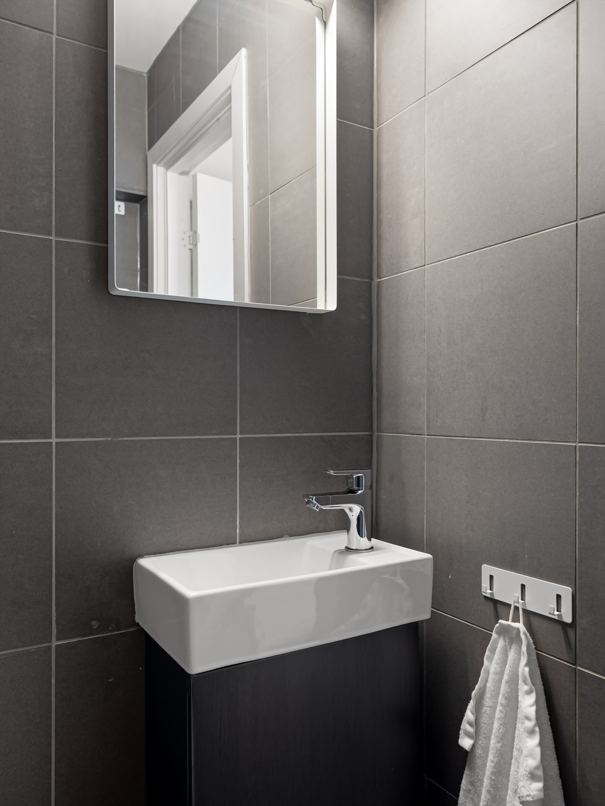 Innredet med dusj, toalett, servant og speil. Galleribilde