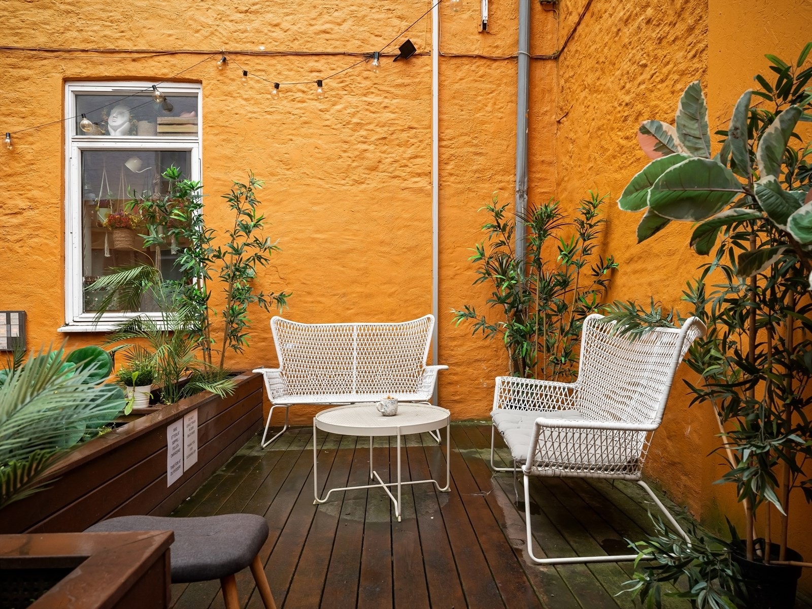 Hyggelig felles bakgård med sittegrupper. Galleribilde