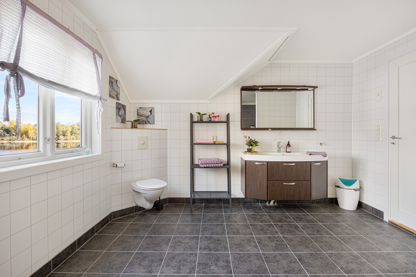 Eneboligen inneholder to bad/wc, et wc-rom og et vaskerom. Galleribilde