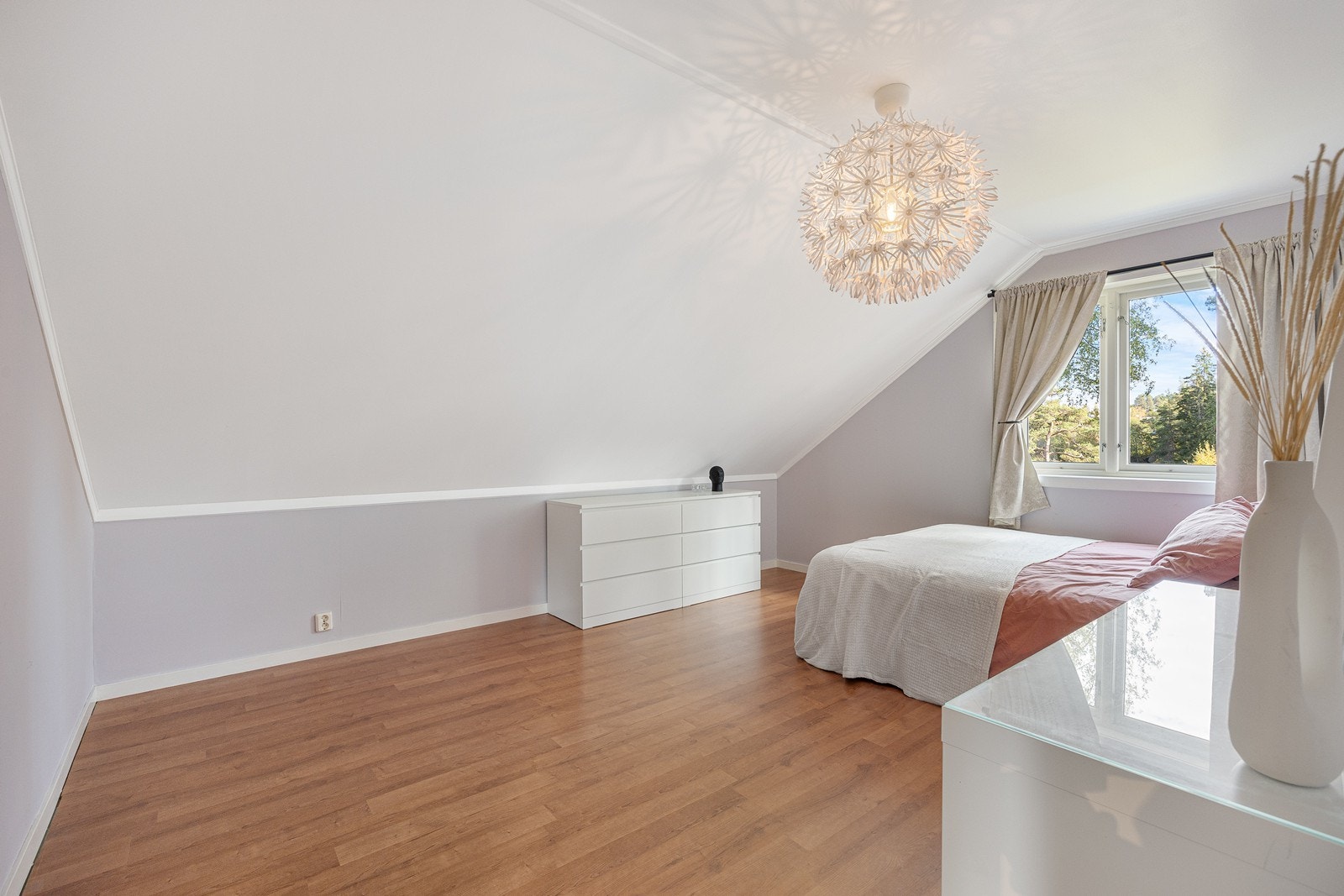 Soverom II har plass til seng, garderobe og annet ønskelig møblement. Galleribilde
