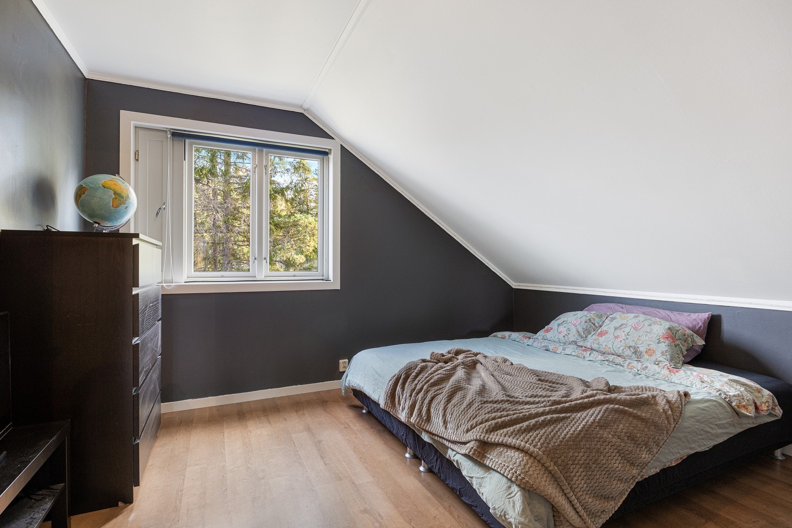 Soverom III har plass til seng, garderobe og annet ønskelig møblement. Galleribilde